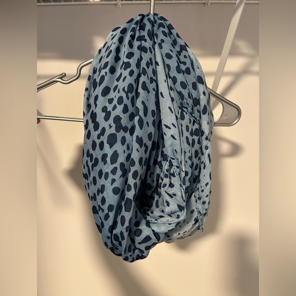 🧡5/$25🧡Blue Leopard Print Infinity Scarf